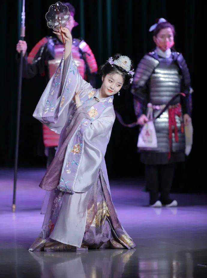 一人一生活吴晨一颦一笑间流露出古典韵味00后女孩传承汉服华美