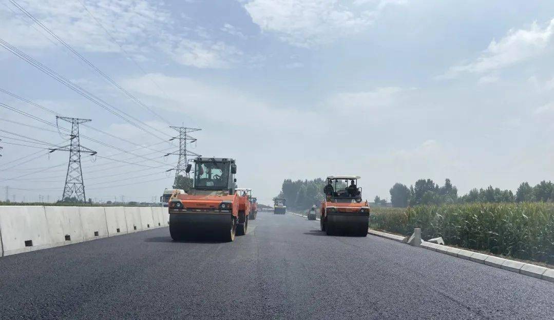 滕州新北环:龙岭路工程开始路面摊铺施工!