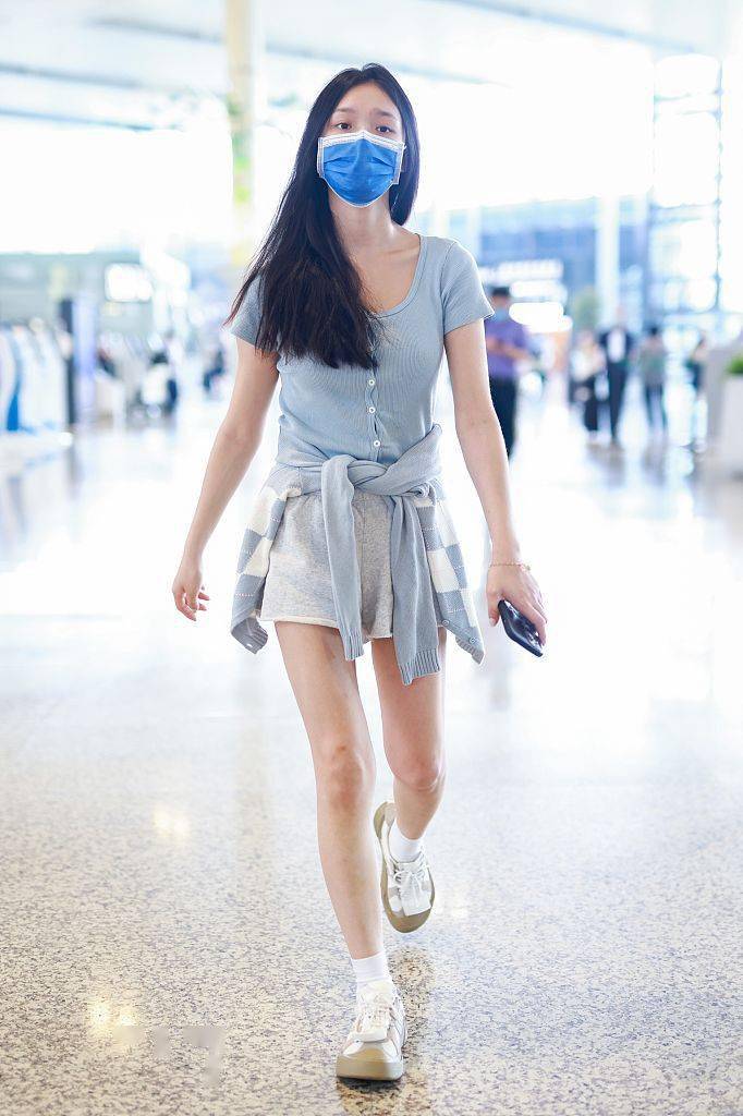 黑色|林允穿水洗蓝短袖T恤大象灰短裤 一双大长腿吸睛