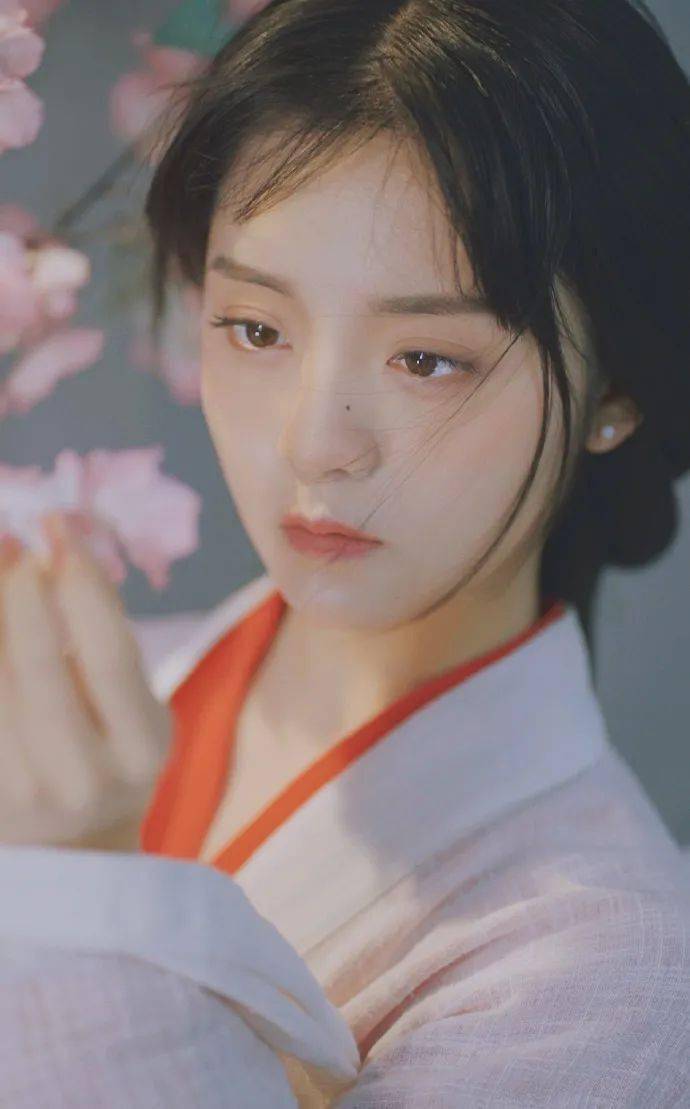 一人一生活吴晨一颦一笑间流露出古典韵味00后女孩传承汉服华美
