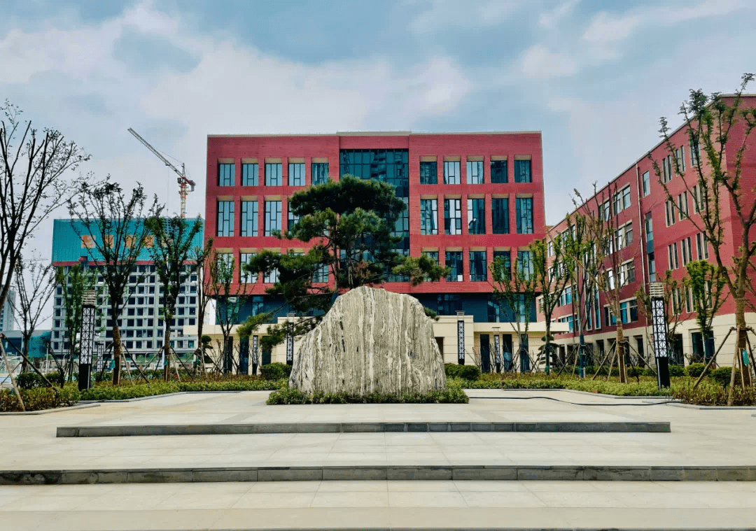 在张店区重庆路中学(张店区第八中学北校区),教学楼,体育楼,艺术楼