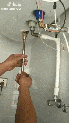 三台用热水器的快看左下角有个开关用好了太省电