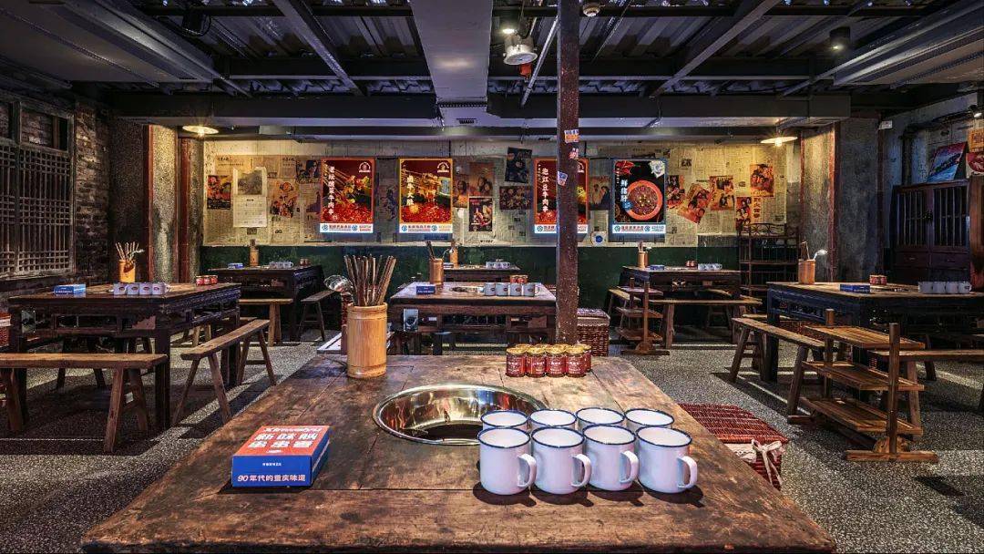 以红蓝白配色打造怀旧风,开启90年代时光之旅