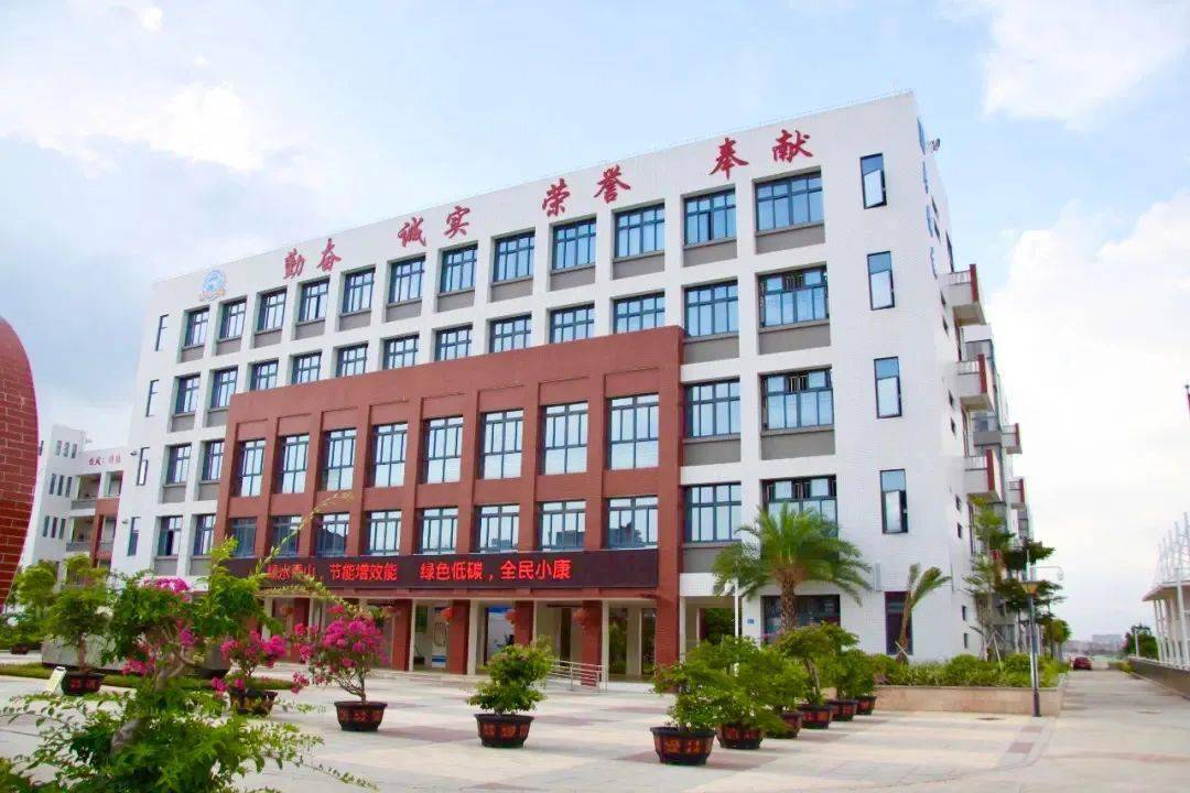 民安中学更名为巷南中学新校名源自地理位置,学校地处鸿渐山脚《周易