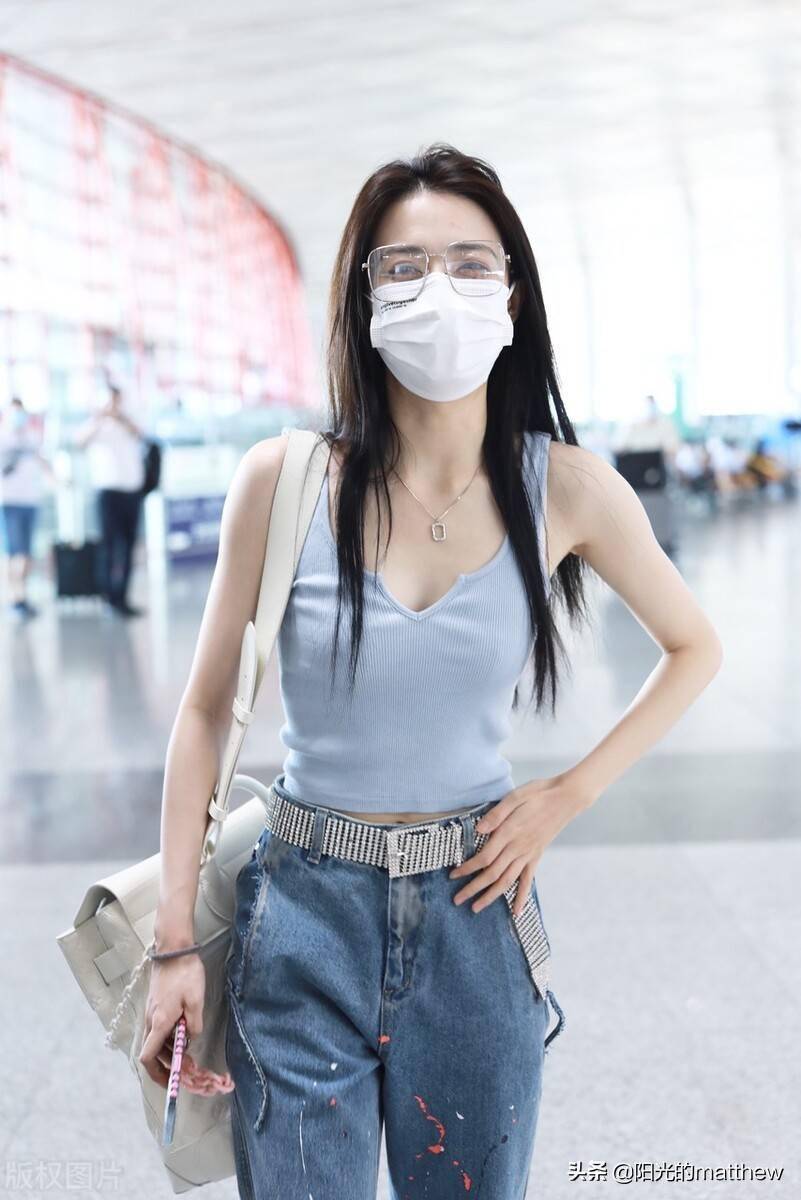 街拍:徐璐身着淡蓝背心凸显曼妙身材,口罩遮面低调出行
