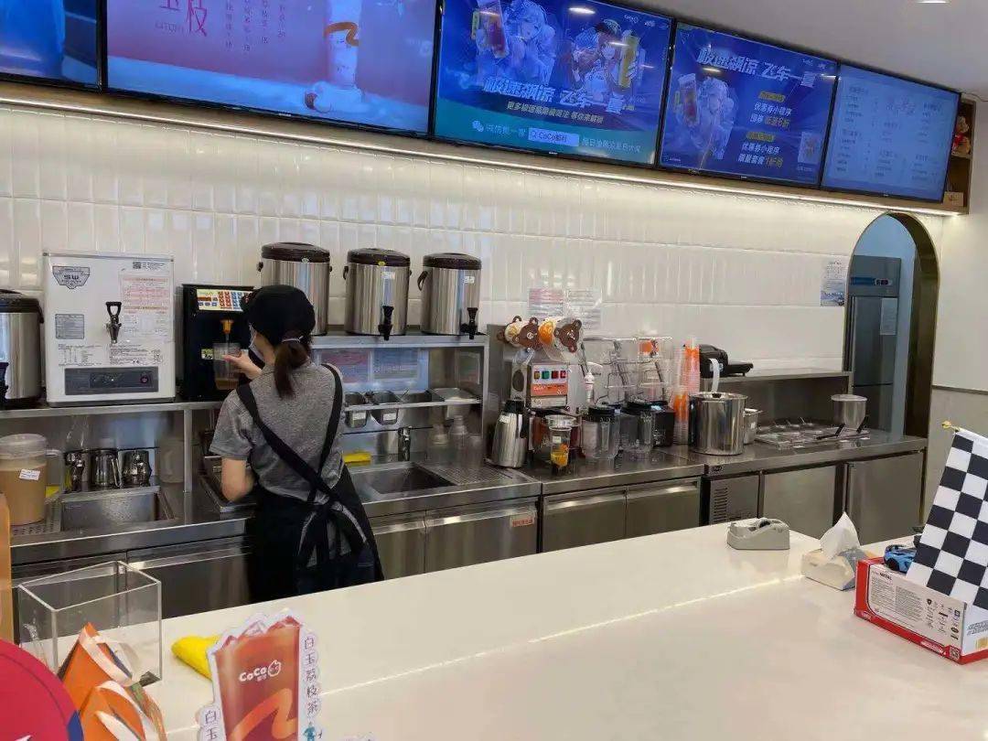 操作台干净整洁,从业人员佩戴口罩,穿戴工作服