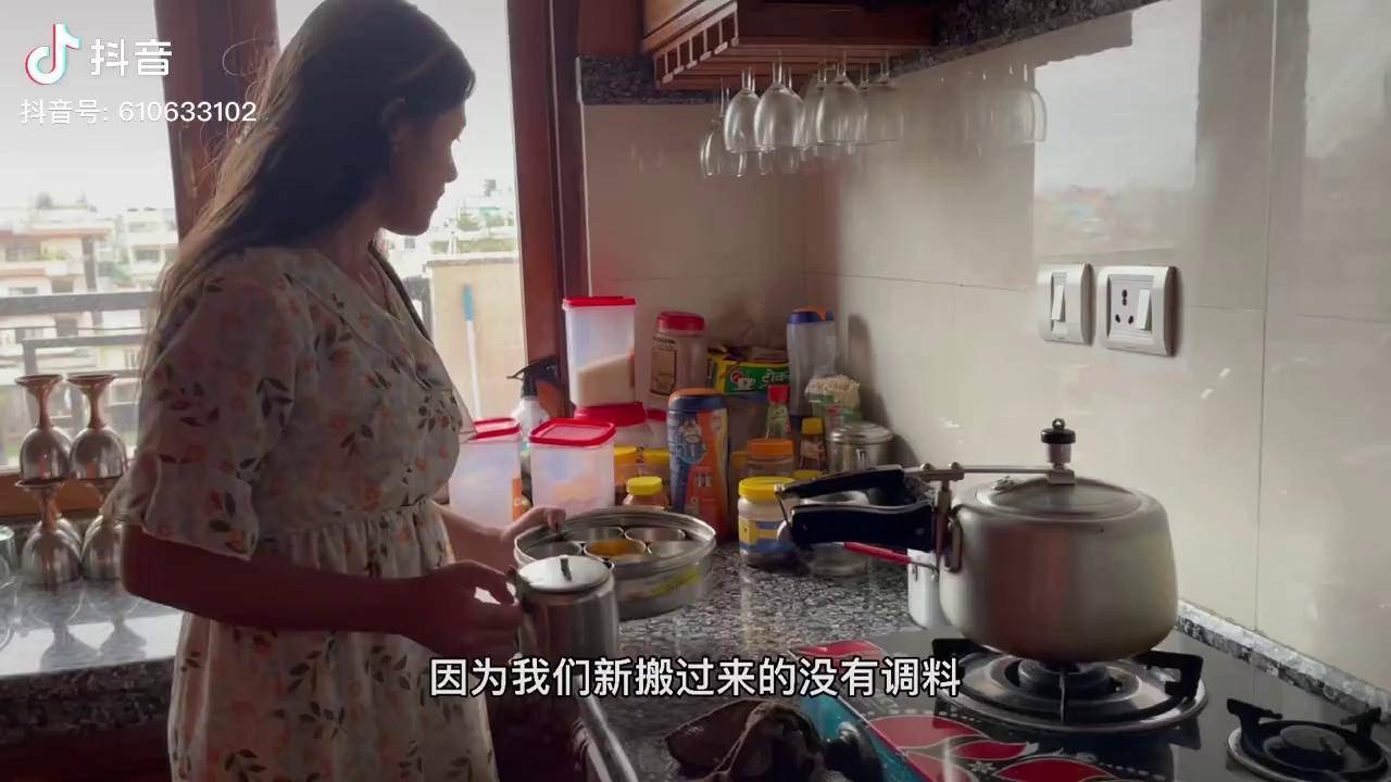 行者合金在尼泊尔觉得爱笑的女孩子会带来快乐