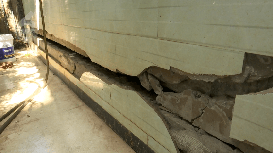 昆明15栋烂尾楼爆破完隔壁小区众多业主墙震裂了