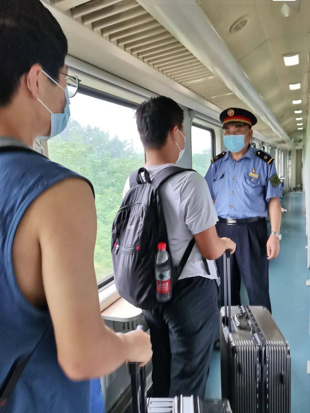 张国强车长了解信息后立即联系宣城火车站找到这两个学生为他们进行了