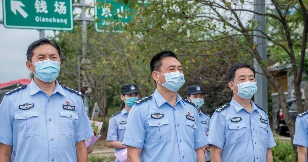 副市长,公安局长黄华军同志发表讲话,代表市公安局党委对援荆民辅警