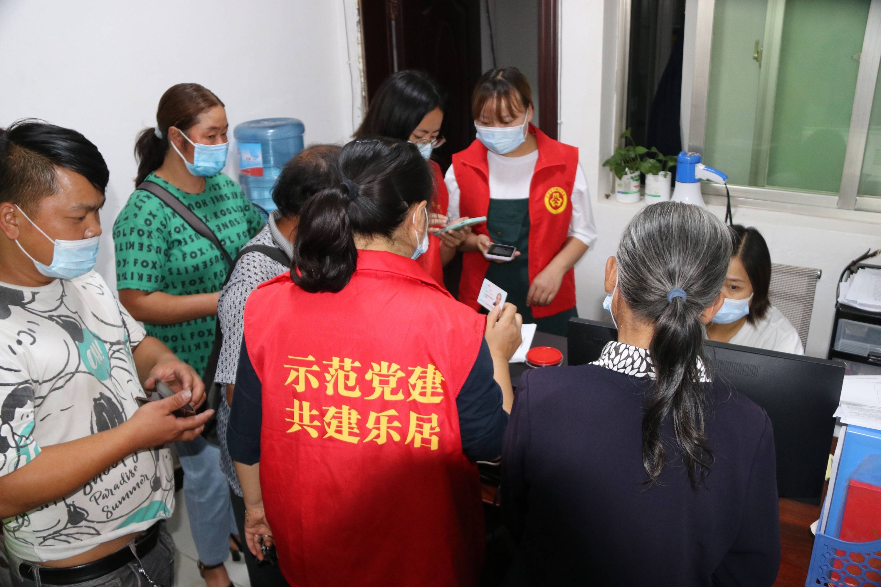 黔西锦绣街道:疫苗接种好暖心 "红马甲"在行动