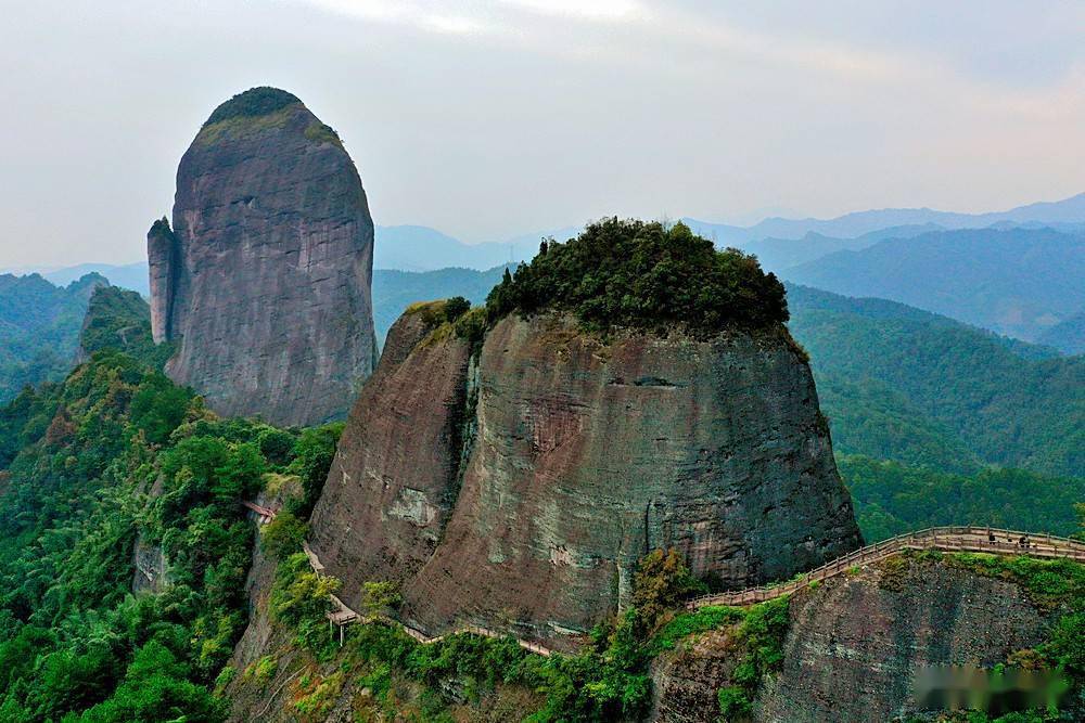 航拍:骆驼峰景区,一幅幅生机盎然的景象立即映入你的眼帘,绿肥红瘦,草