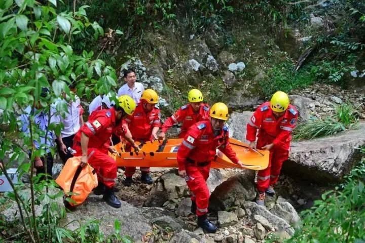 救援队队长方伟红悲痛不已