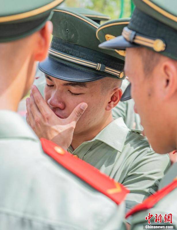 广西玉林武警官兵含泪告别军旅生涯