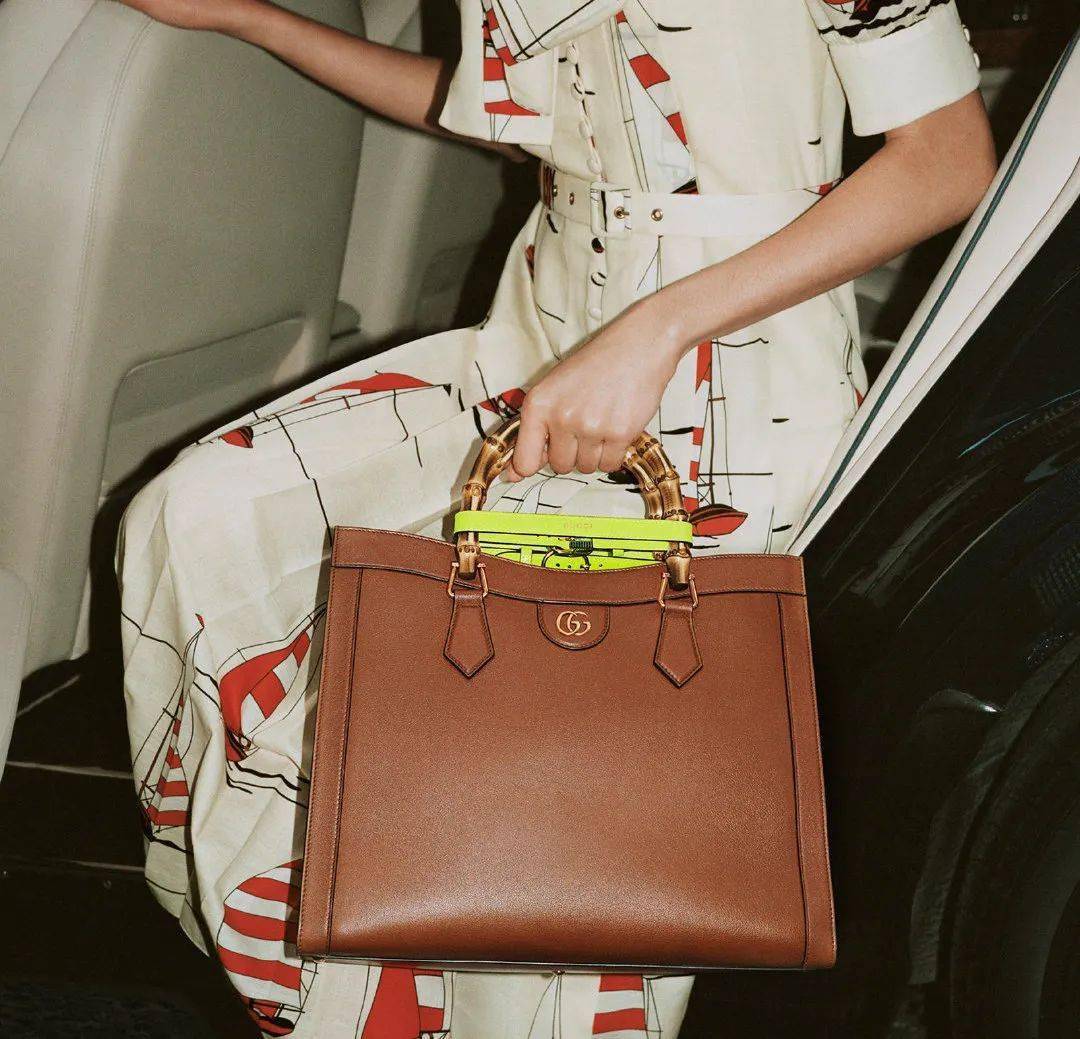 棕色|秋天背什么包?跟着这些明星抄作业就成!