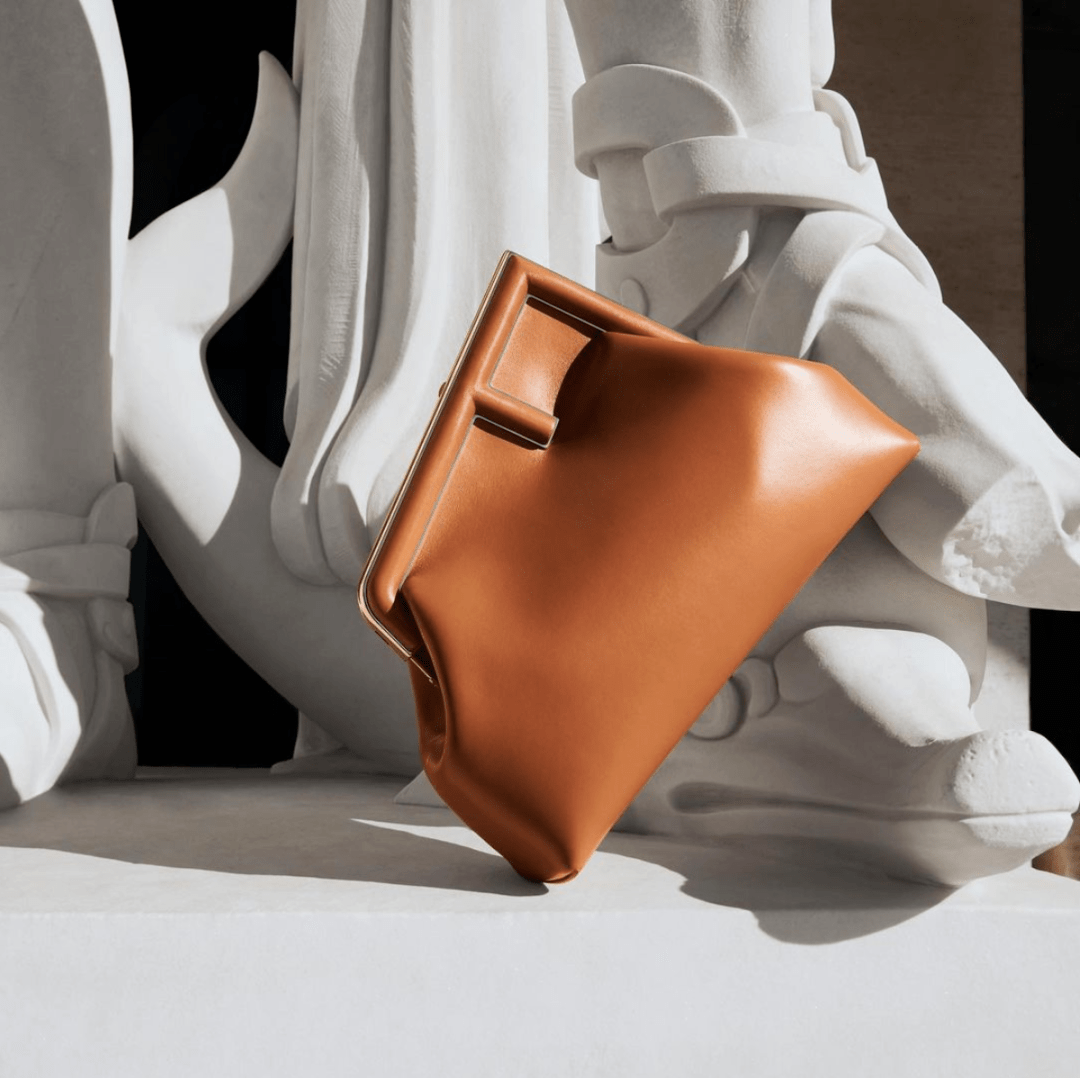 棕色|秋天背什么包?跟着这些明星抄作业就成!