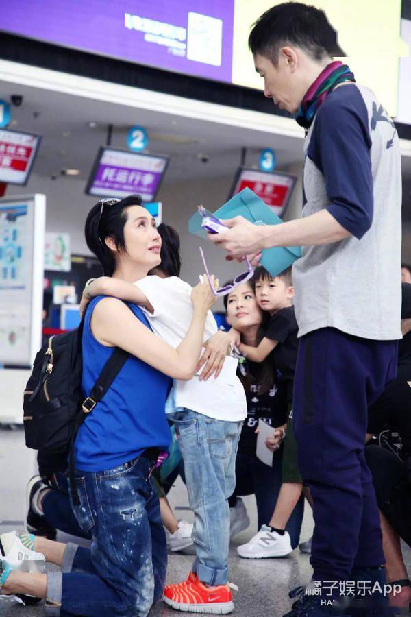 朱茵|铁汉黄贯中也有柔情时！对女儿宠爱对朱茵温柔，万幸没受渣爹影响