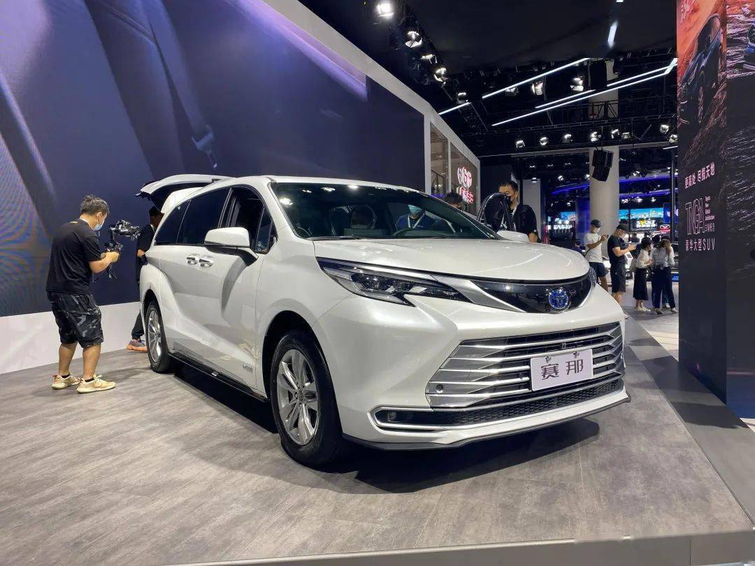 年度最热mpv广汽丰田赛那sienna亮相竟然有6座版