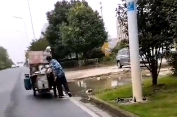 进行|早餐摊主舀路边积水蒸包子?官方通报:餐车已被暂扣,正进一步调查