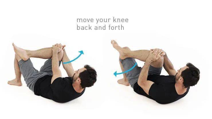 脚踝置于另一侧膝盖上双手抱住交叉上方的膝盖,往对侧的肩膀方向慢慢