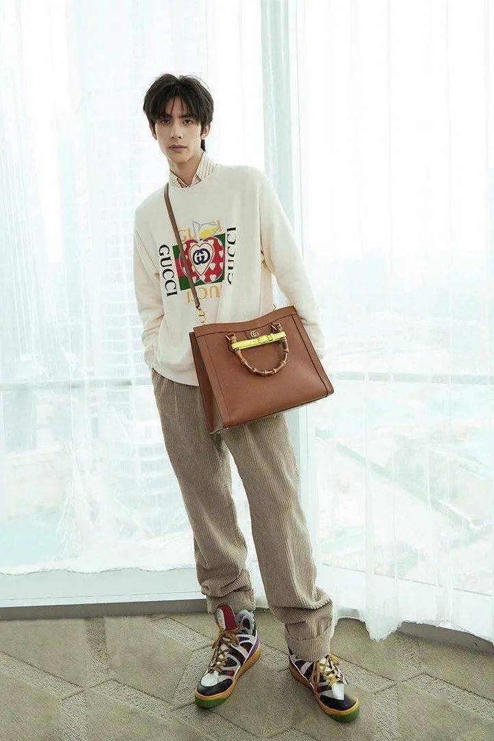 棕色|秋天背什么包?跟着这些明星抄作业就成!