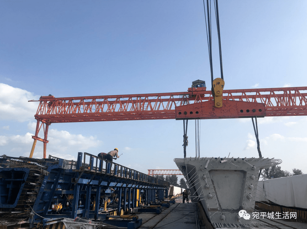 "肖博告诉记者,如果采用最初方案中的钢混叠合梁,需要出动大型机械封