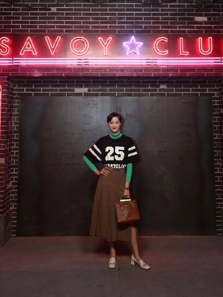 棕色|秋天背什么包?跟着这些明星抄作业就成!