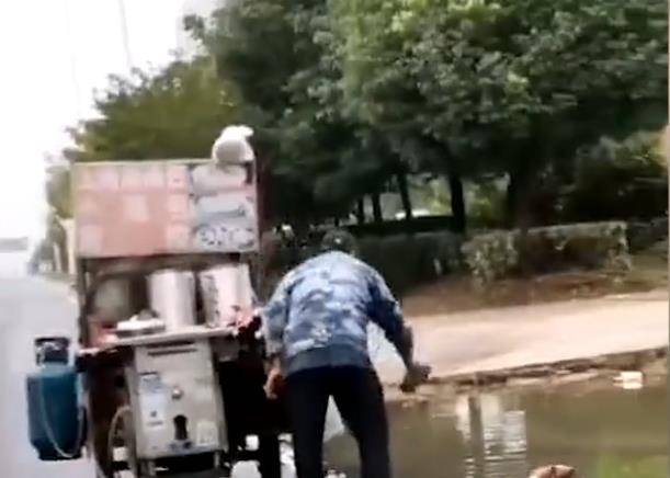 进行|早餐摊主舀路边积水蒸包子?官方通报:餐车已被暂扣,正进一步调查