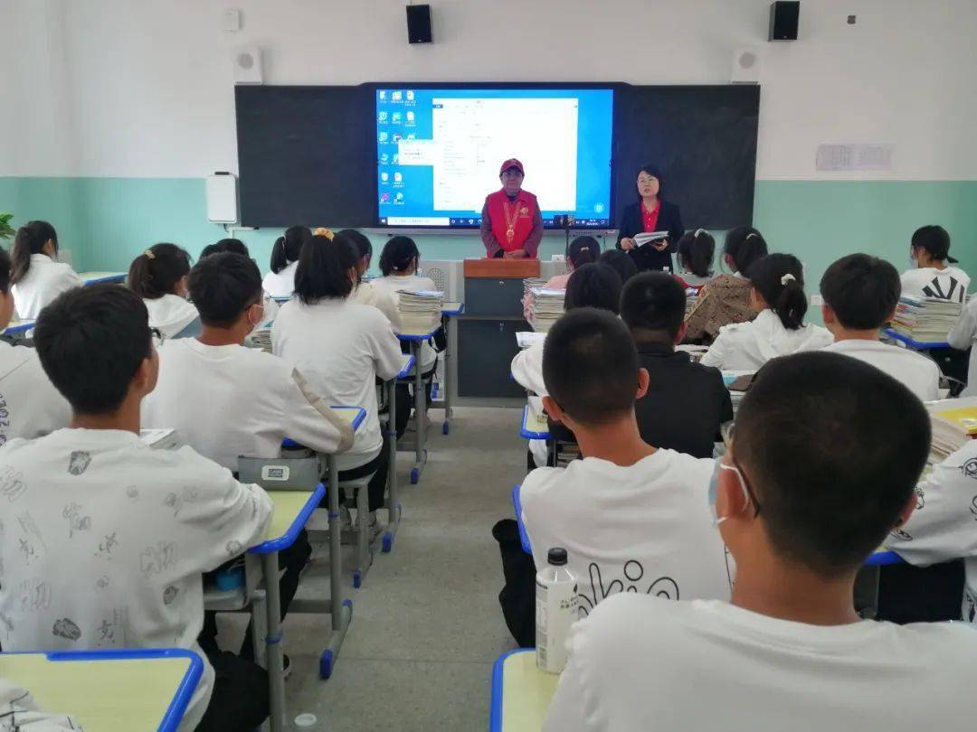 上午,吴忠市秦宁中学的开学第一课聚焦庆祝建党百年,全面建成小康社会