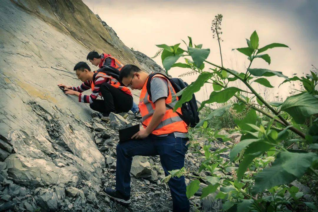 地质队员上演生死救援
