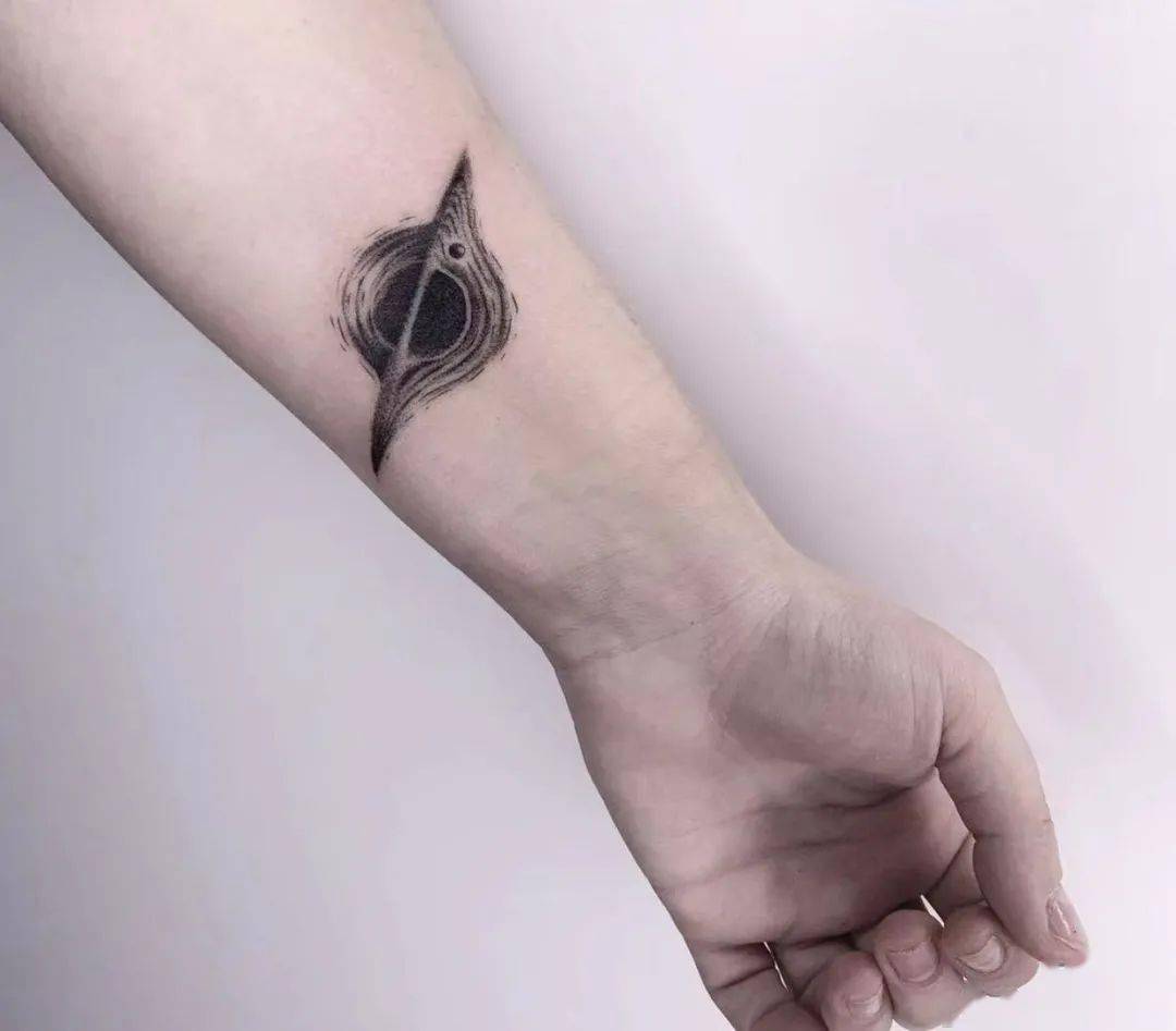 吞噬一切的黑洞纹身