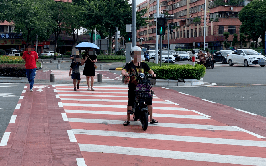 曝光台非机动车过马路不走寻常路骑行过斑马线现象普遍