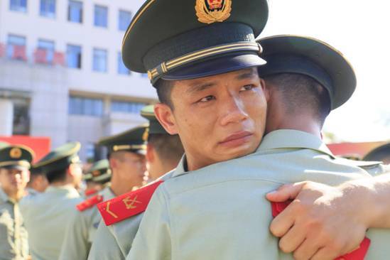 武警舟山支队隆重举行退伍老兵向武警部队旗告别仪式