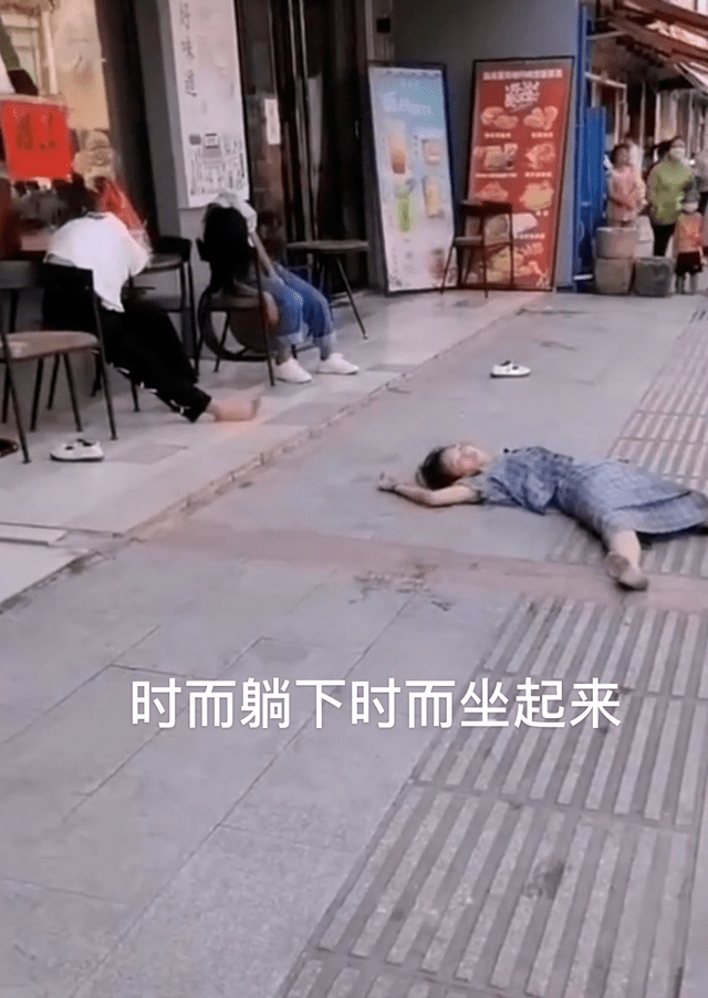 广西3女孩喝醉酒横躺街头引群众围观丢脸丑态超出想象