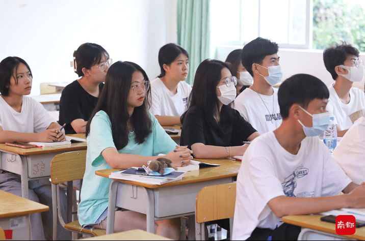 人人|这间高职开学了，新来的同学是谁？呀，校长！