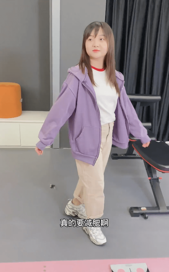 林妙可逛街被拍,穿连体裤肚子勒出好几层,身材是胖但自然真实!