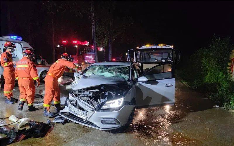 雨夜天黑路滑 突发车祸