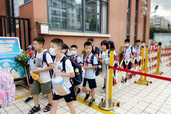 小学生开学日怎么穿搭_小学生开学黑板报