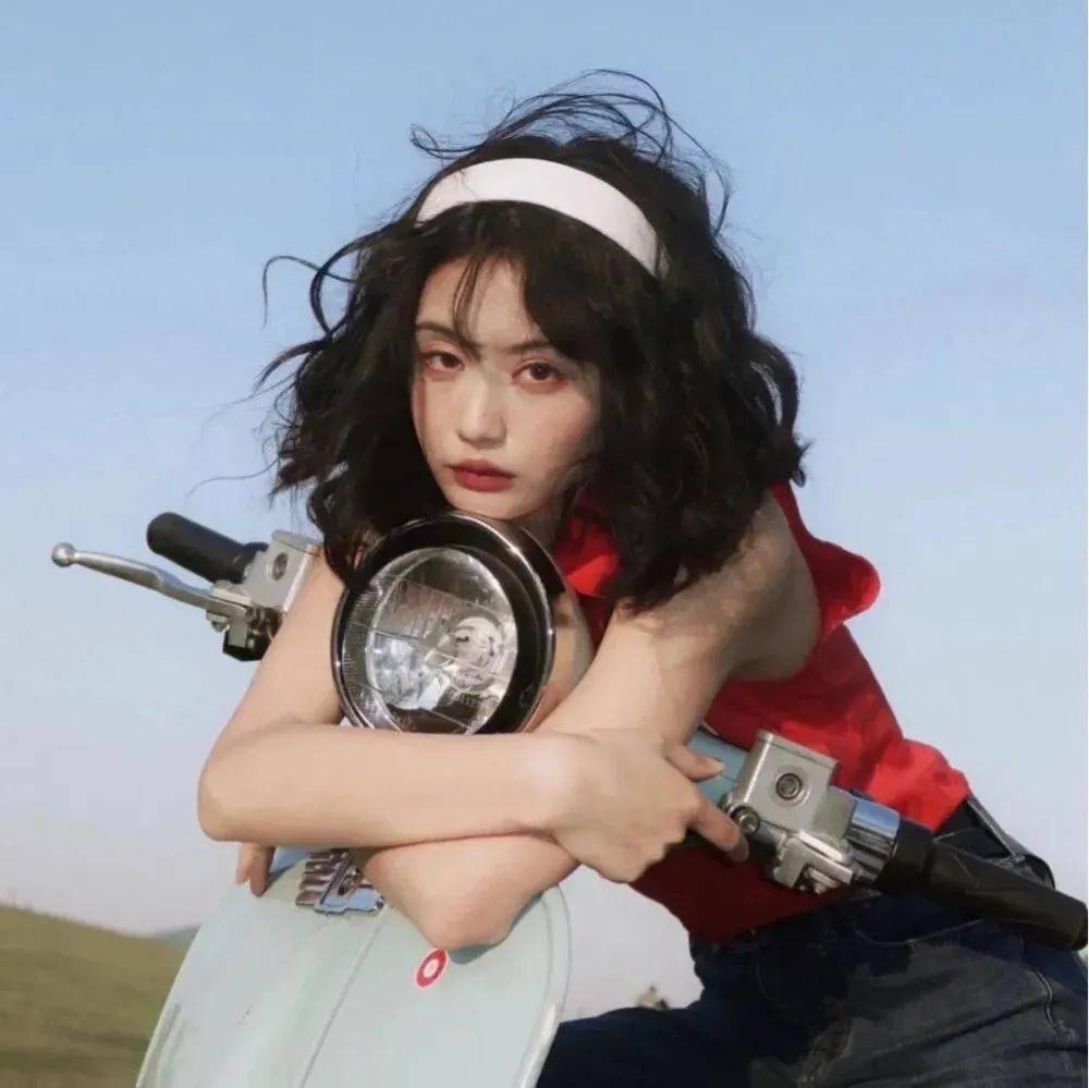 女生头像丨我年轻又年老连灵魂都无聊至极