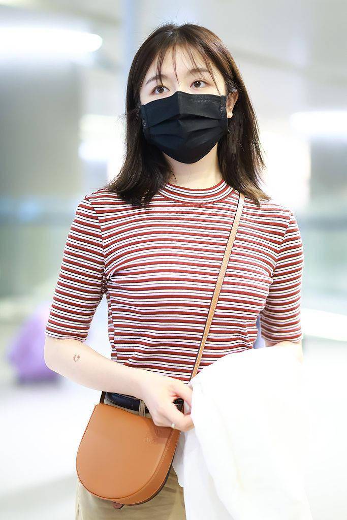 图案|李兰迪穿条纹T恤搭卡其色直筒裤 温柔大方