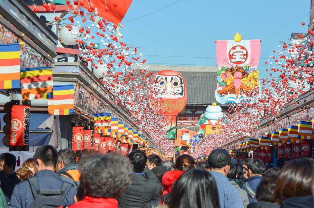 日本的灯笼超级大可以装下5六个人