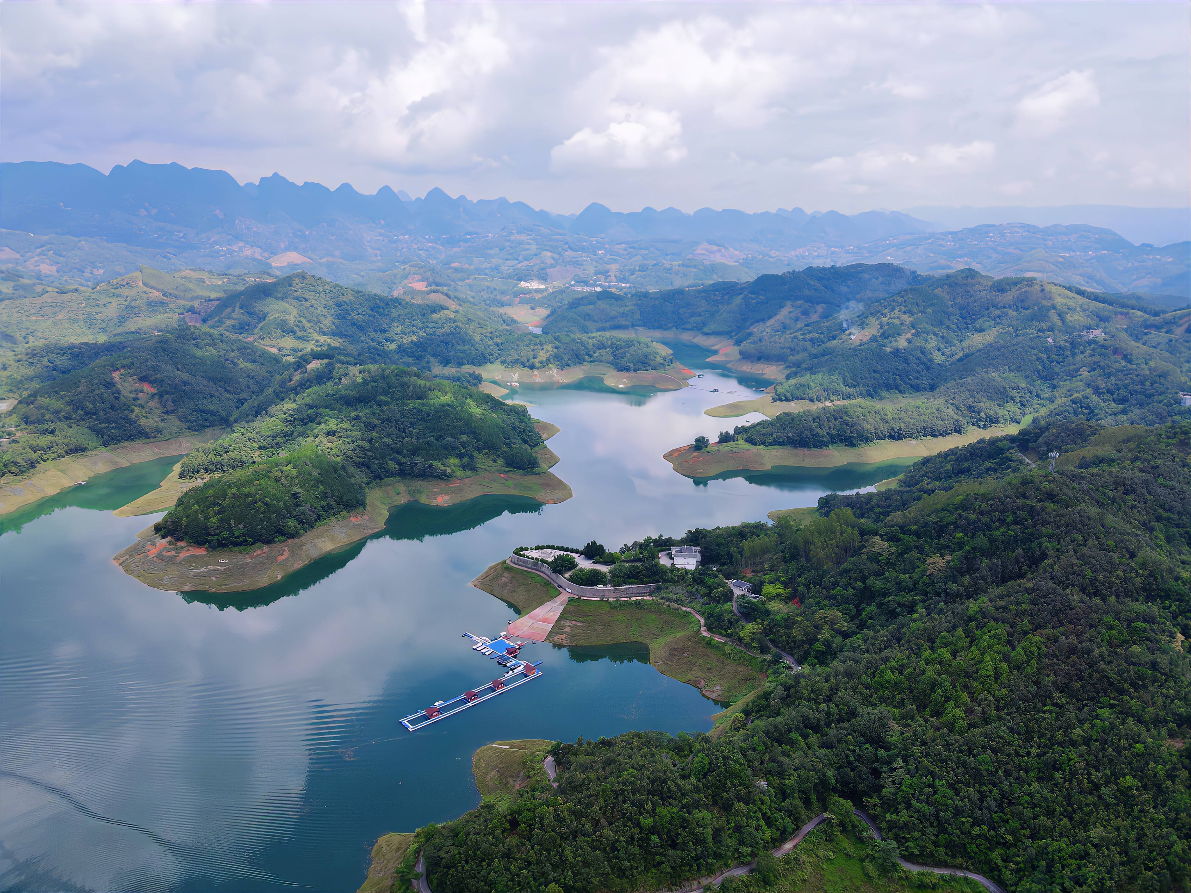 万峰湖：望山见水的好地方