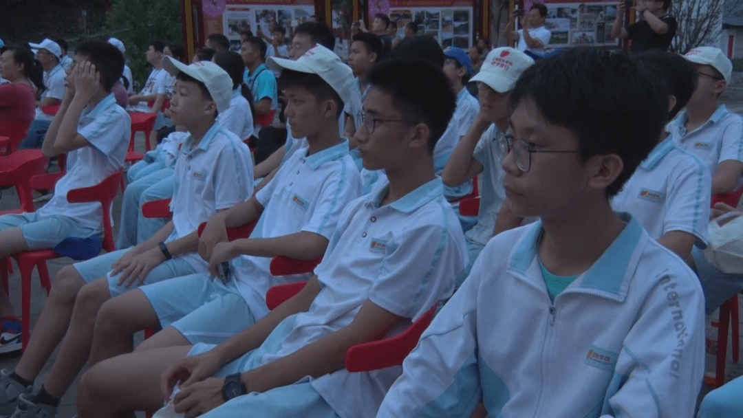 暑假以来,200多名北海国际学校的孩子们分批次的来到百坭村,通过入住