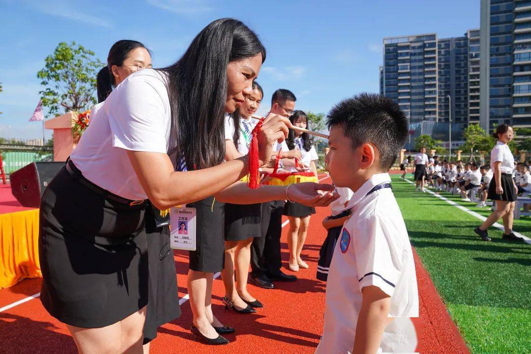 清远日报记者 李思靖 摄清城区新城小学的老师给学生点上朱砂痣
