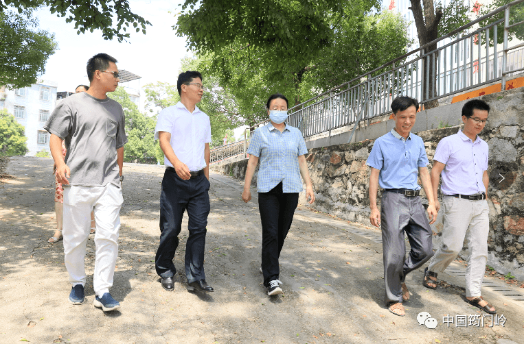 县委常委副县长唐莹在筠门岭初中调研