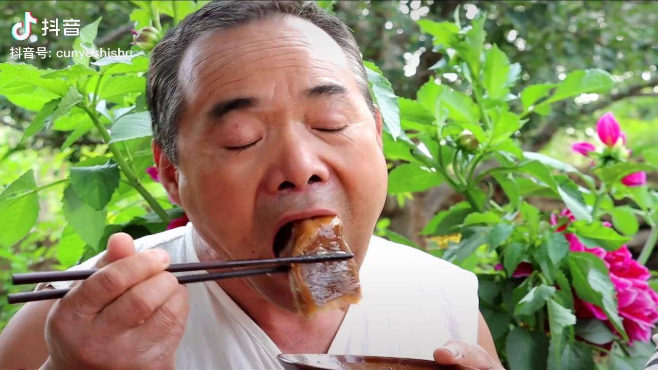 都说驼掌是好东西今天食叔整了俩做扒驼掌淋上汁彻底看馋了