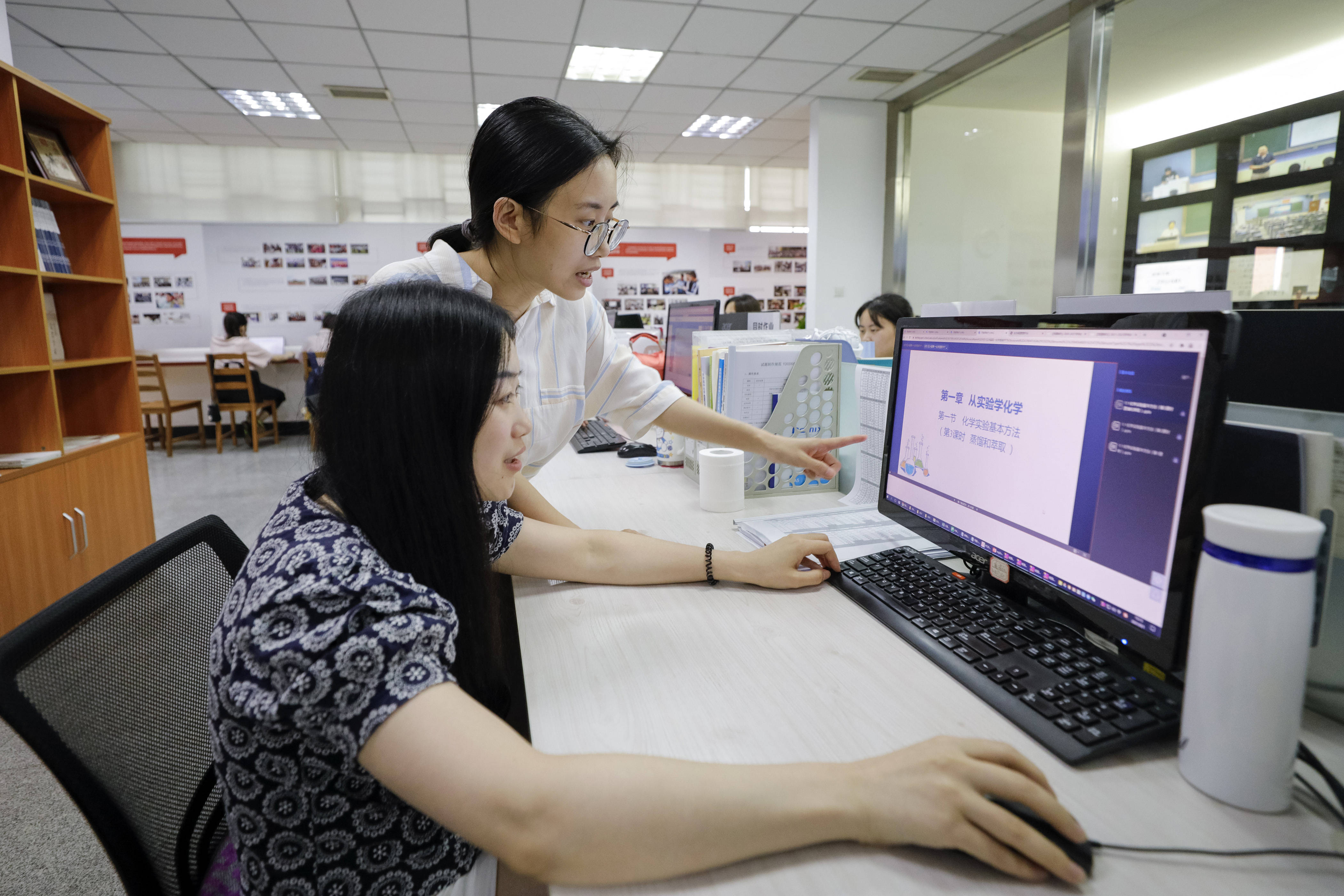 9月1日,在成都七中东方闻道网校高2024届开学典礼上,参加该网校学习的