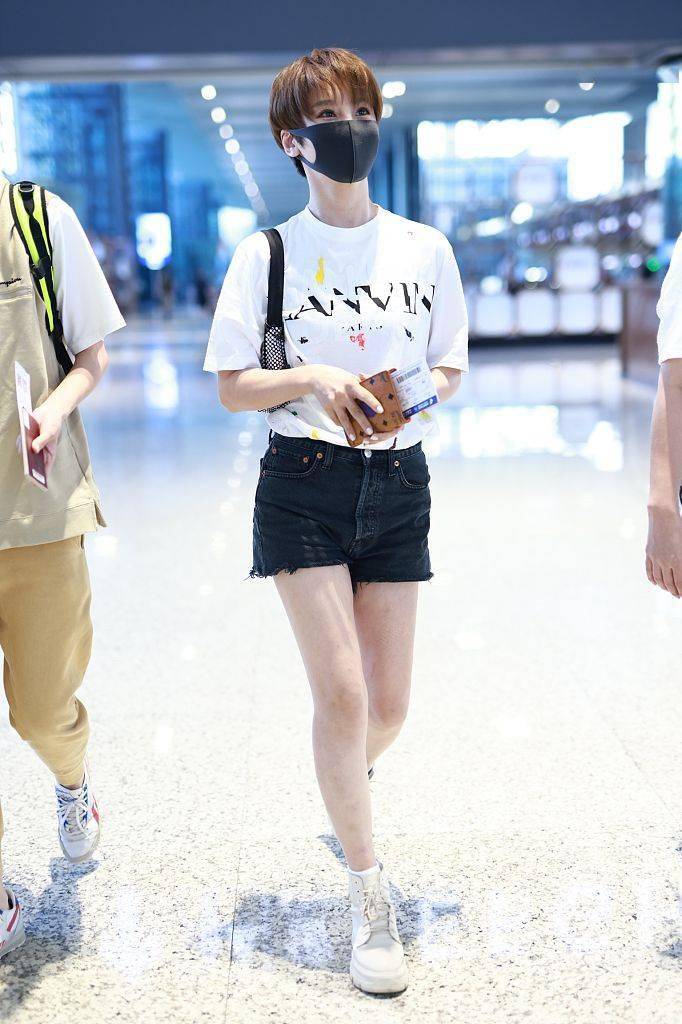 牛仔|谢楠印花白T深灰牛仔短裤 穿搭清爽元气满满