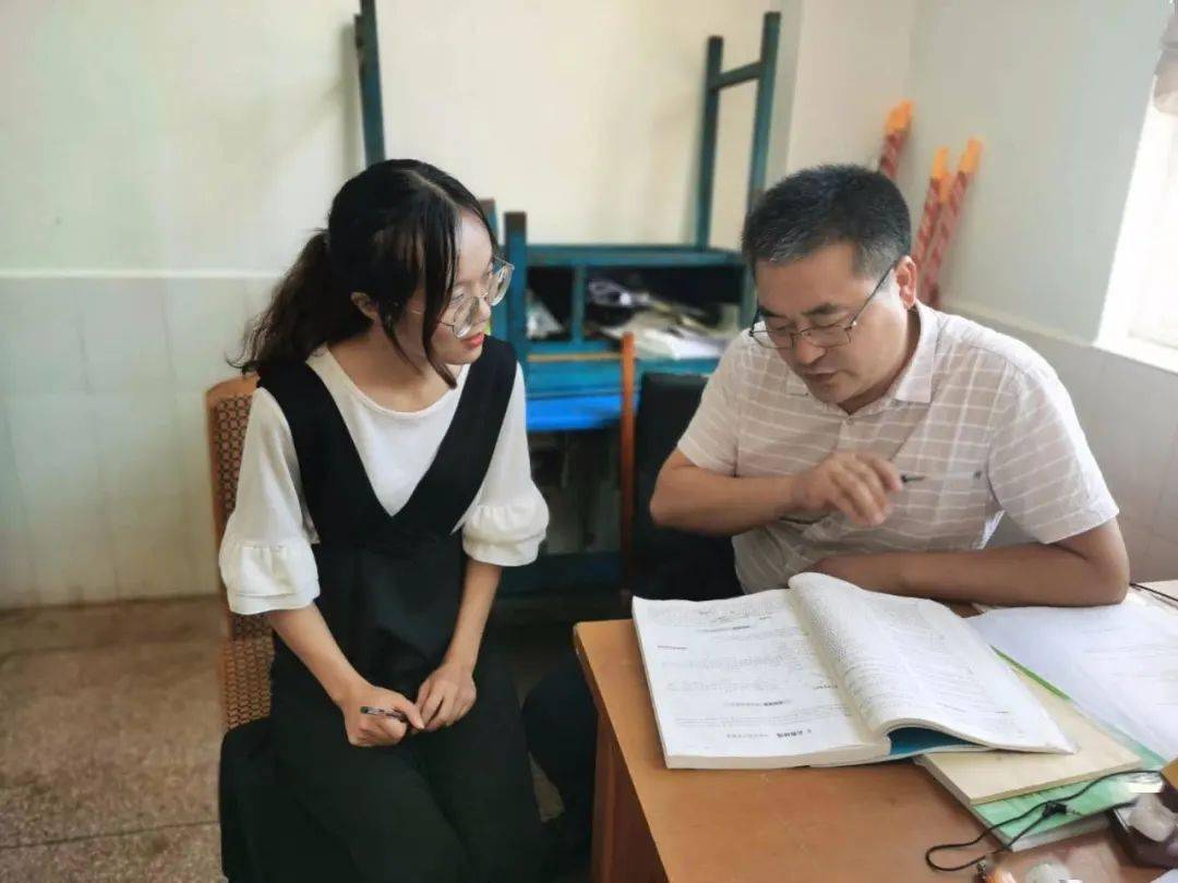 他在大山里浇灌索玛花开2020年8月,刘久娥老师远赴凉山州普格县支教