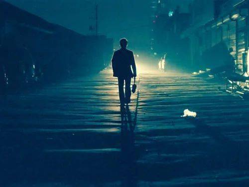 了中年,面对上有老下有小的生活,这个年纪的我们,必须学会隐忍与成熟